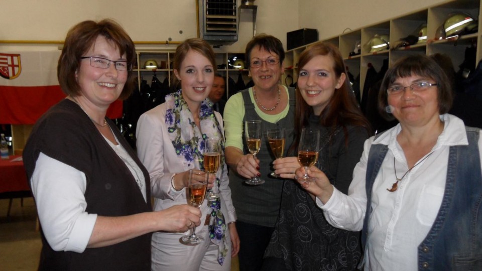 Gemeinsam mit Weinknigin Laura II., Beate Kerres und Monika Teusen auf dem Verbandsfeuerwehrtag in Leutesdorf