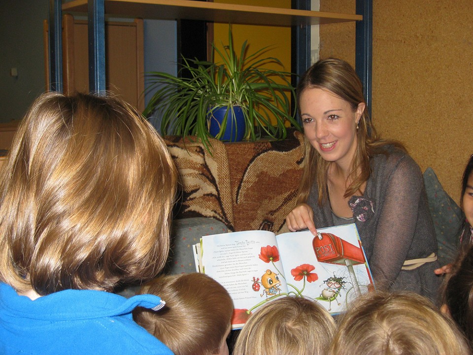 Ellen Demuth las Kindern aus dem katholischen Kindergarten in Linz Bcher vor