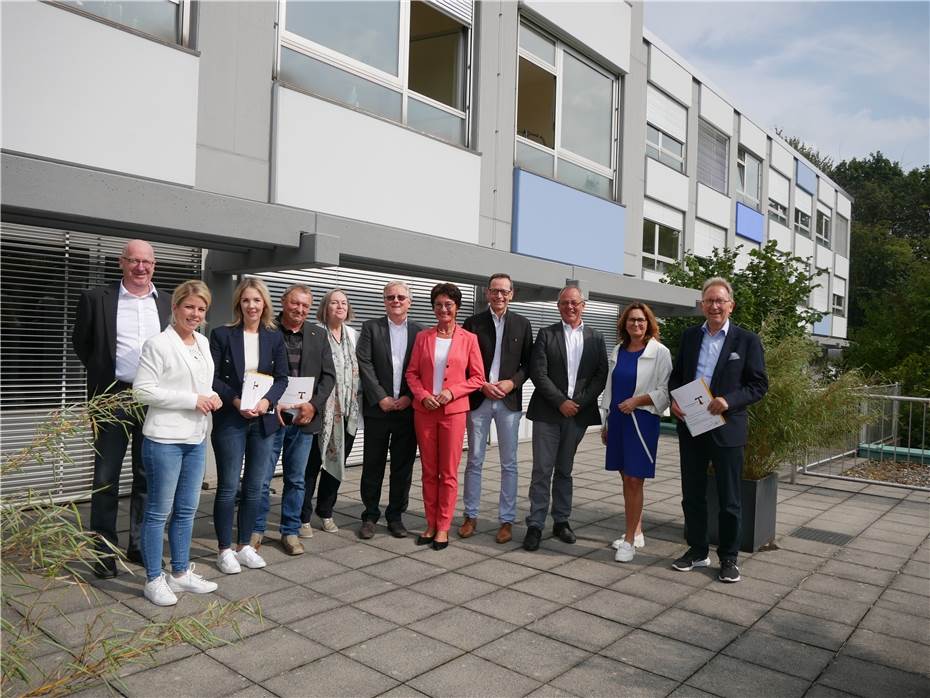 V.l.n.r.: Dr. Hartmut Mnzel, Vorstandsvorsitzender Angela von Cordier-Stiftung, Lana Horstmann, Vertreterin SPD Neuwied/Ahrweiler, Ellen Demuth, MdL CDU Linz Rengsdorf, Waldemar Bondza, Vertreter FDP Neuwied/Altenkirchen, Susanne Henn, Vertreterin FDP Ne