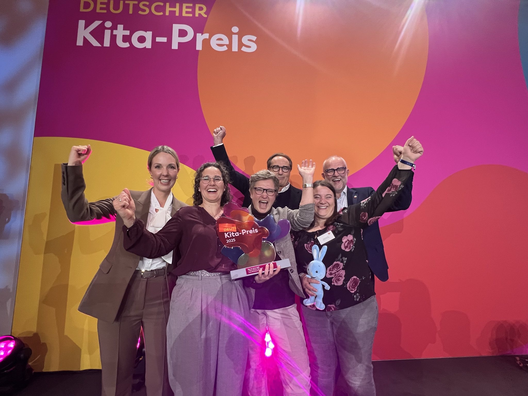 Groe Freude: Das Team der Inklusiven Kindertagessttte Unkel, links Ellen Demuth MdB, rechts Stadtbrgermeister Alfons Muhoff (Unkel).