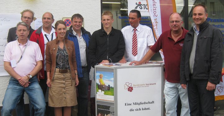 Gruppenfoto mit Vorstandsmitgliedern des Vereins Selbstbewusst & Stark e.V.