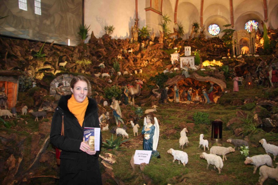 Ellen Demuth vor der Naturholzwurzelkrippe in Waldbreitbach