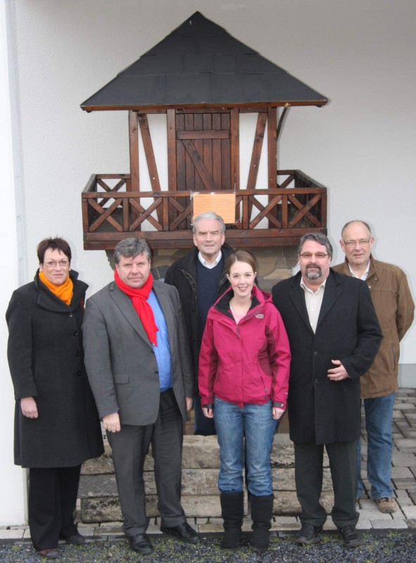 Ellen Demuth mit Verbandsbrgermeister M. Mahlert, Geschftsfhrer F. Walbert, G. Ptz, P. und M. Teusen in der Rmerwelt vor einem Wachturmnachbau des Limes