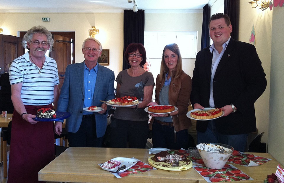 Erich Nagel, Dr. Heinz Schmitz, Gisela Stahl, Ellen Demuth und Andreas Nagel beim Erdbeerfest in der Oberen Burg in Rheinbreitbach