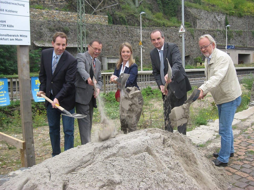 Gemeinsam mit Landtagskollegen Mathias Lammert (CDU), Dieter Clasen (Brgermeister der Verbandsgemeinde Loreley, CDU), Bernhard Roth (Stadtbrgermeister St. Goarshausen, CDU) und Udo Wagner (Deutsche Bahn AG) wurde durch den symbolischen Spatenstich mit d