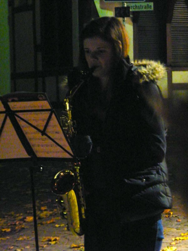 Judith Nothnagel erffnete die Gedenkveranstaltung auf dem Linzer Marktplatz